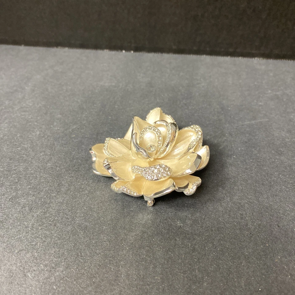 Joan Rivers 花胸针 Gardenia 铺路水晶银色珐琅 — 第 4/4 张图片