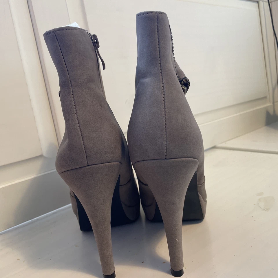Especial dos Namorados! Botas de tornozelo Stiletto cinza dois lábios tamanho 8,5 Wm camurça escovada - Imagem 3 de 4