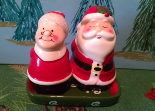 SANTA & MRS. CLAUS SALT & PEPPER SHAKERS WITH TRAY - PUBLIX - SEASON'S GREETINGS - Picture 1 of 9