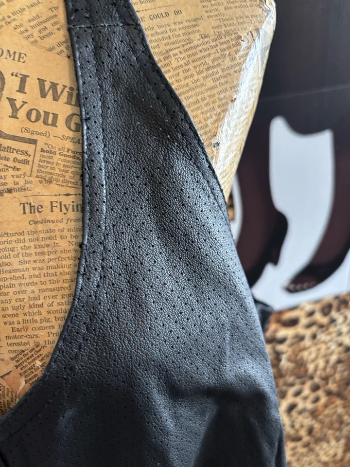 XCVI Upstage Cuero Perforado Moto Chaleco Sin Mangas Espalda Corredora Para Mujer 2X Motociclista Foto 3 de 4