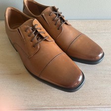 Clark s men s Timeless Oxford style brown leather shoe size 9