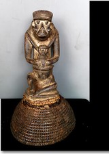 Primitive afrikanische St&auml;mme Bulu Umstandsaufnahme auf Korb -- Kamerun ADE 9