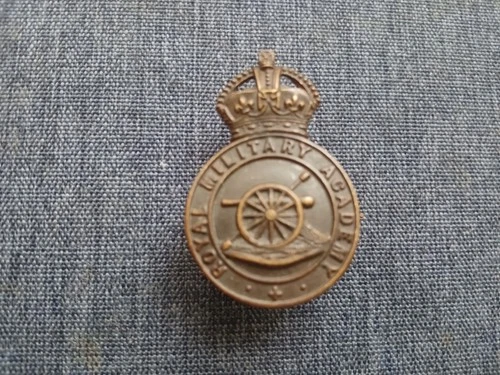 #040 - WW1 ERA ROYAL MILITARY ACADEMY BRONZE OSD CAP BADGE