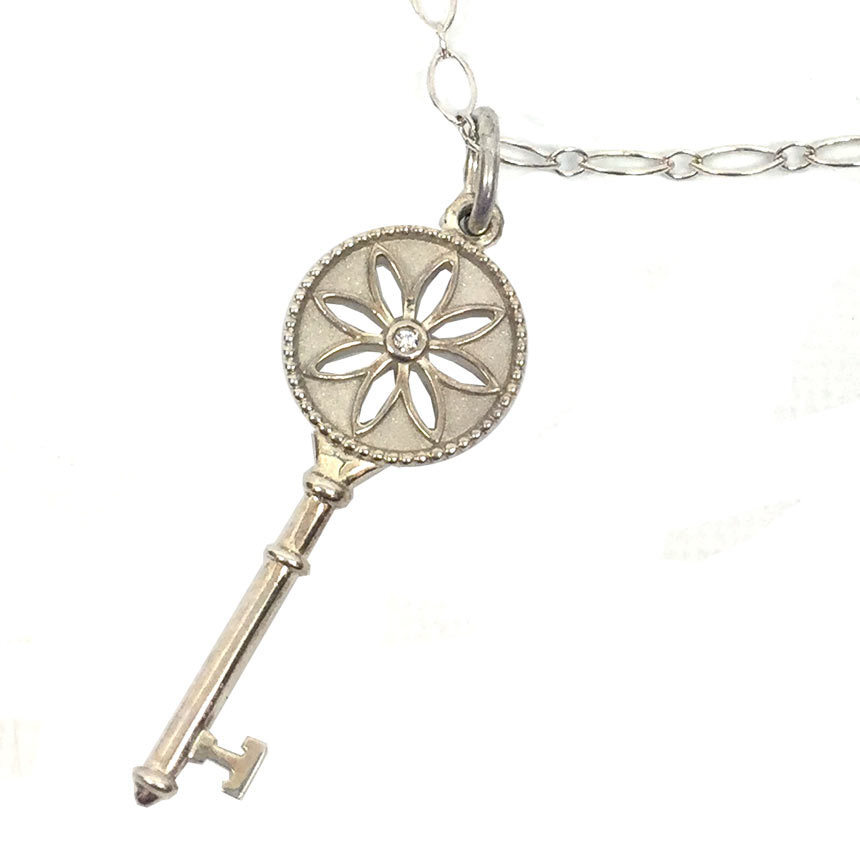 TIFFANY Daisy Key Necklace Silver Diamond aq8912