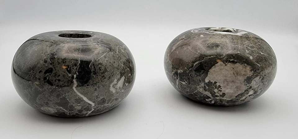 Par de candelabros redondos de piedra jaspeada - negro y gris veteado Foto 4 de 4