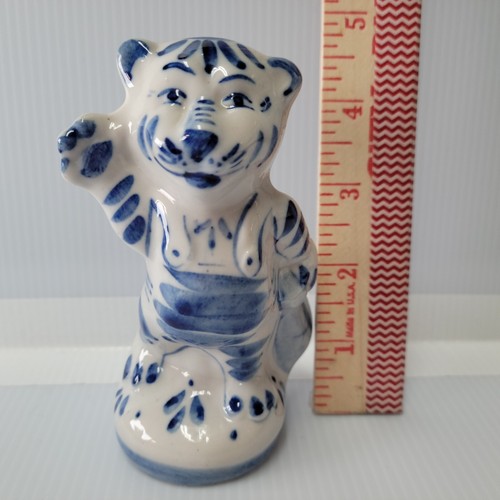 2 Vintage Pyyhar Pabota/Gzhel Russian Ceramic Blue/White Figurines Tiger & Cow - Picture 9 of 17