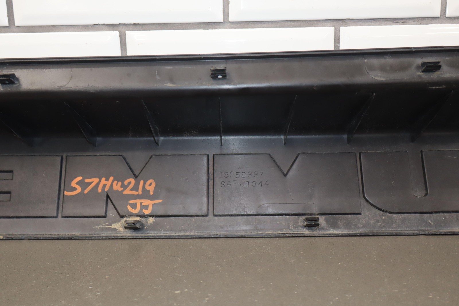 06-09 Hummer H2 SUV Rear Center Bumper Cover Section *Missing Tabs*