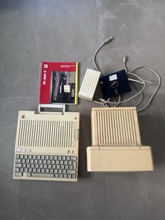 Apple II C mit Monitor und Anleitung