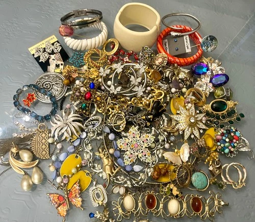 Big Vintage Costume Jewelry Lot Unsigned & Signed Trifari Lisner Rhinestone +++