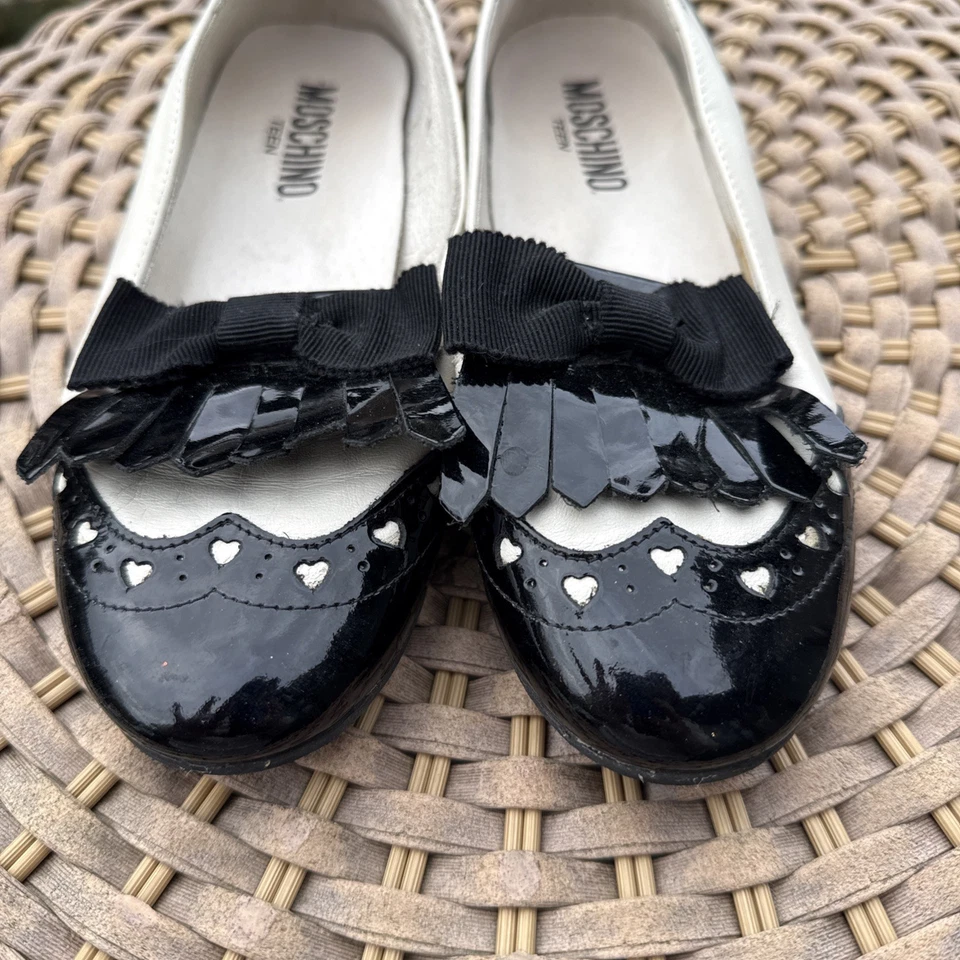 Moschino Girls White & Black Flats 33 EU 1 US Hassle Loafer Bow Heart 9 Year Old - Image 3 of 4