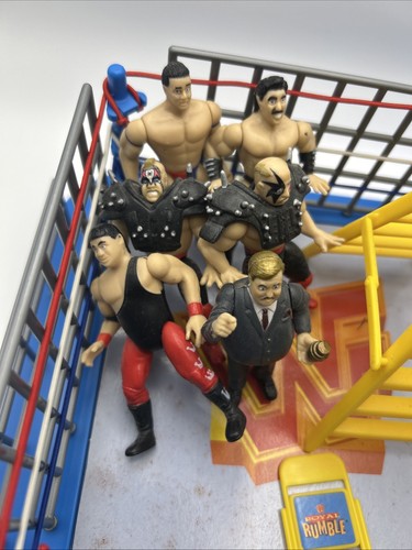 1997 JAKKS WWF Royal Rumble Action Ring und Figuren Set Leiterstuhl komplett - Bild 3 von 9