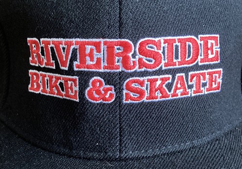 Cappello Cappello Flatbill Trucker Vintage RETRÒ Riverside Bici & Skate NERO Stretch Fit - Foto 2 di 10