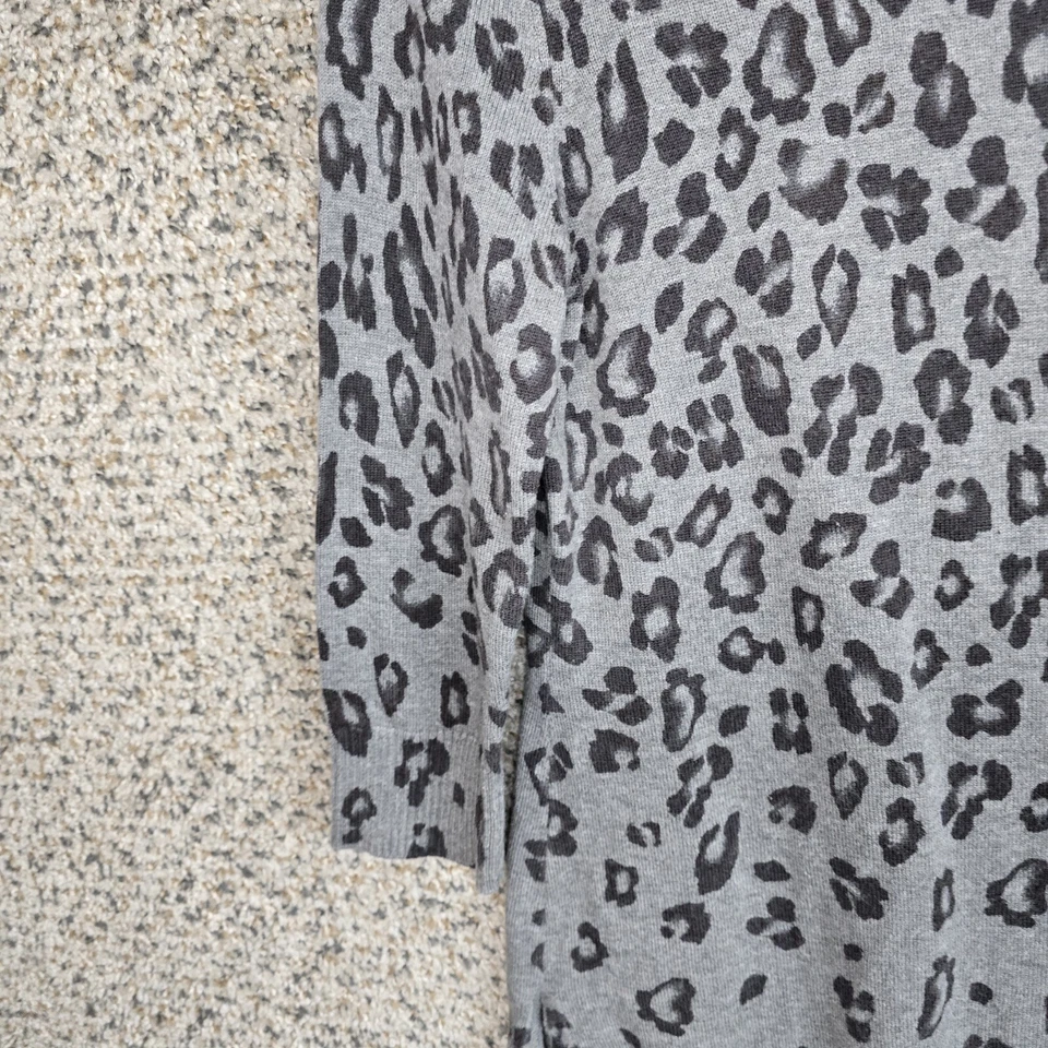 Top para mujer White House Black Market pequeño gris estampado animal tejido imitación cuero Foto 3 de 4