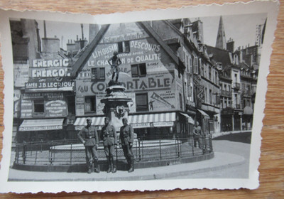 Altes Foto deutsche Soldaten Frankreich Restaurant du moulin à vent 2. WK