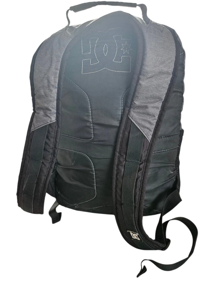 DC Shoes Soporte de Monopatín Patinador Mochila Escolar Gris Negro con Bolsillo para Cubo de Almuerzo Foto 4 de 4