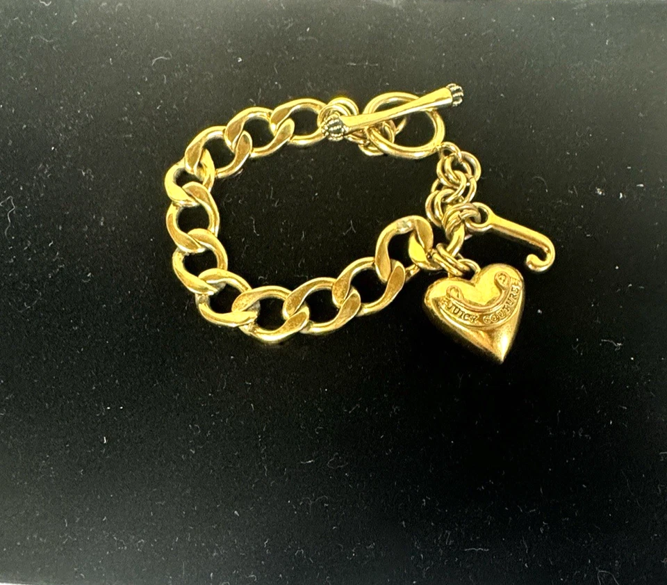 PULSERA DE ESLABONES CON DIJE CORAZÓN TONO DORADO JUICY COUTURE DE COLECCIÓN CIERRE DE PALANCA Foto 3 de 4