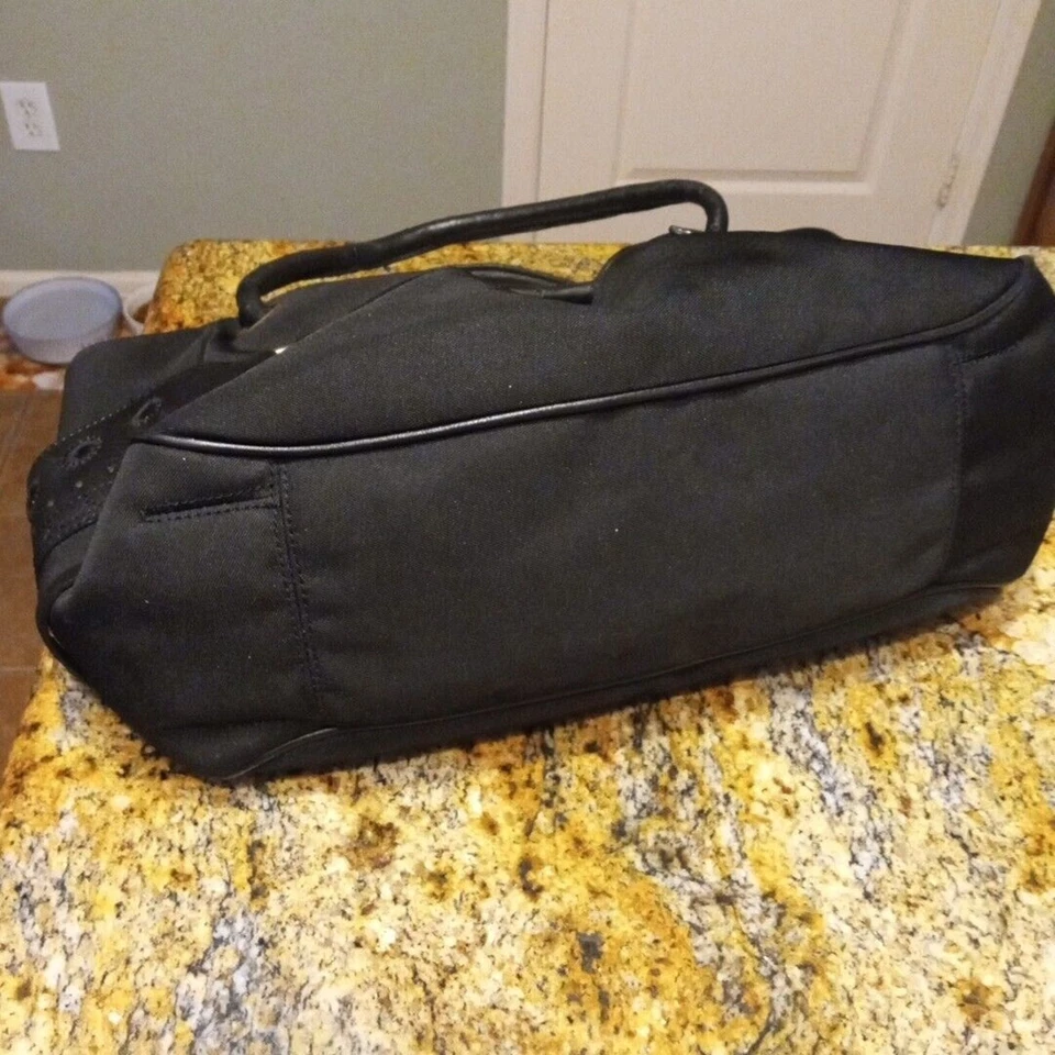 Bolsa de ombro COLE HAAN Kaylanylon couro preto alças duplas satchel com ouro - Imagem 3 de 4