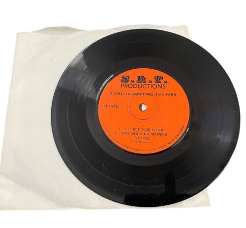 Peb Three -Sacketts Grove Holiday Park Vinyl 7” Rare/ Obscure 70s SRT 72203a - Afbeelding 1 van 4