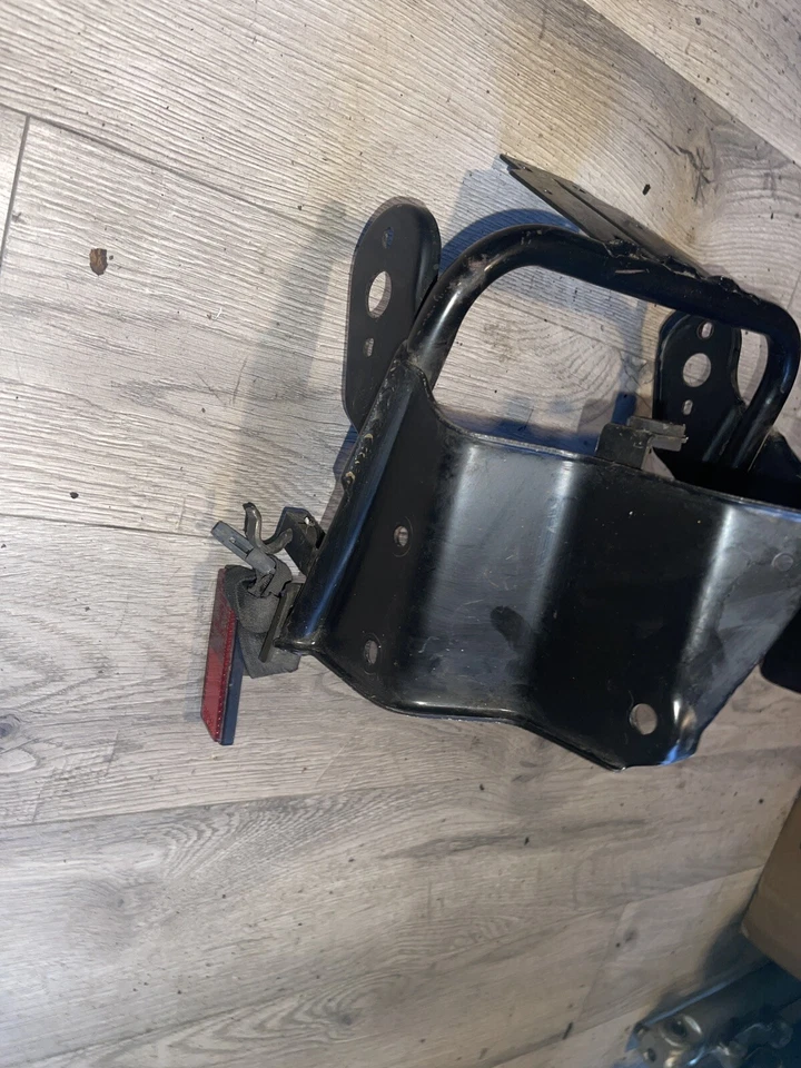 1990 90 铃木 GSX1100F Katana 后尾灯制动灯支架 — 第 2/4 张图片