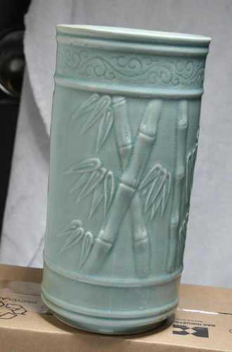 Vintage Asian Green Celadon Pottery Vase 10”—Bamboo Leaf Design - Imagen 5 de 8