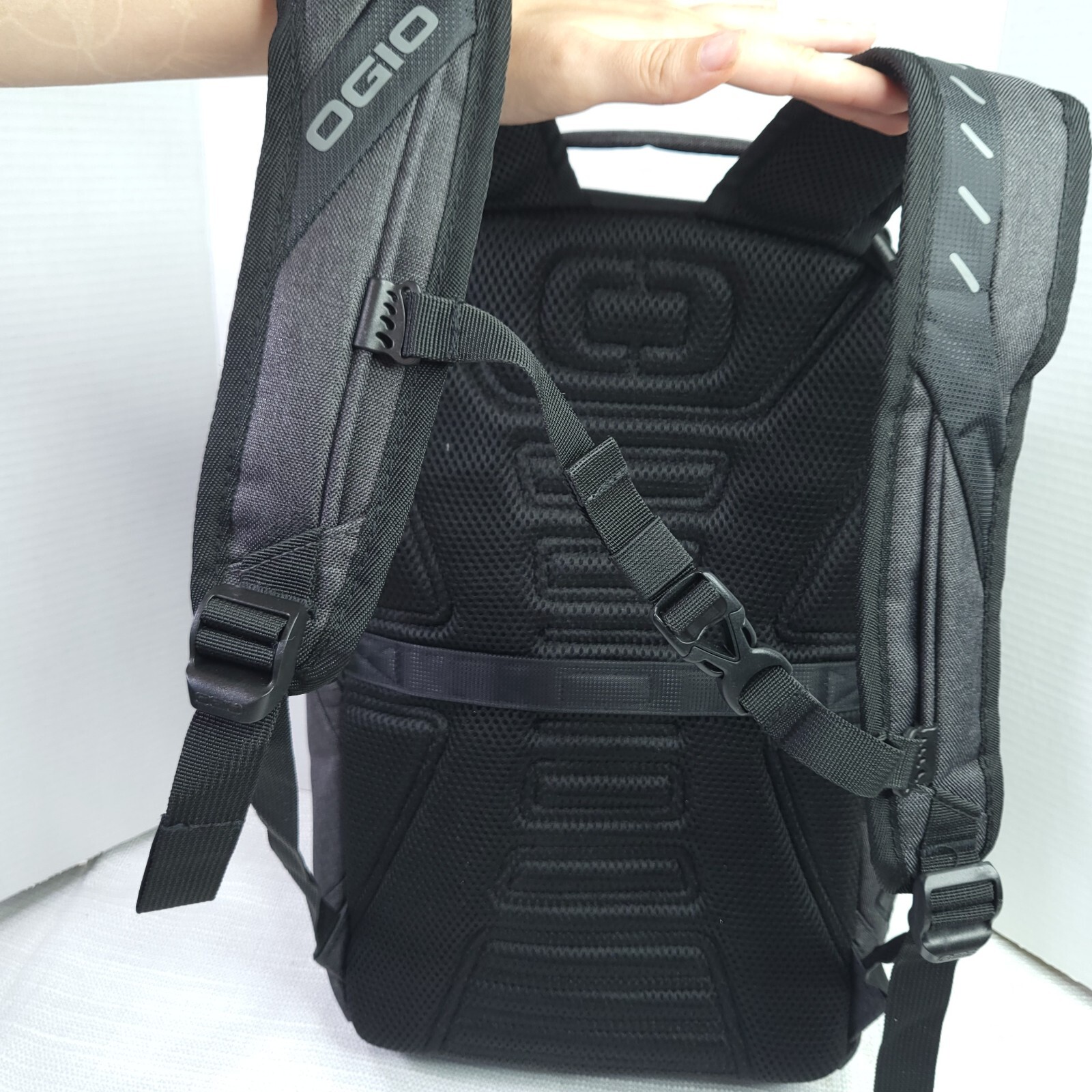 Ogio Hatch Backpack Excellent Condition Large Lap… - image 8