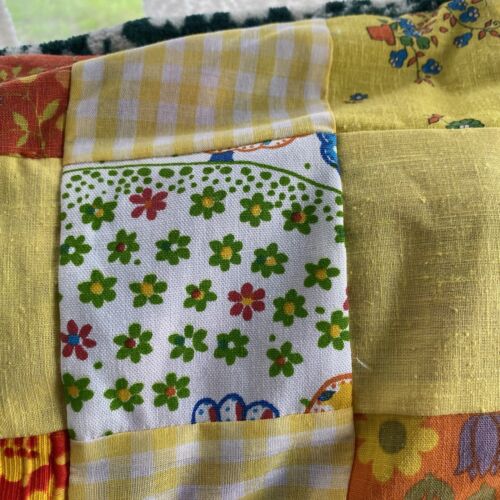 Trapunta vintage fatta a mano patchwork giro coperta bambino colorata floreale 36” x 32” MCM - Foto 3 di 16