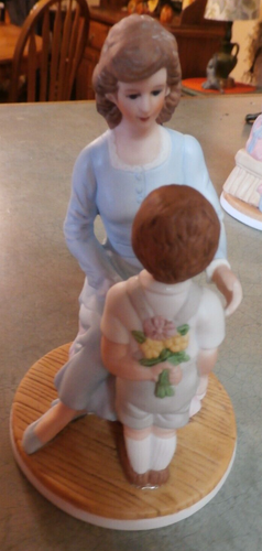 VINTAGE 1989 HERITAGE HOUSE PORCELAIN FIGURINE - Picture 7 of 7