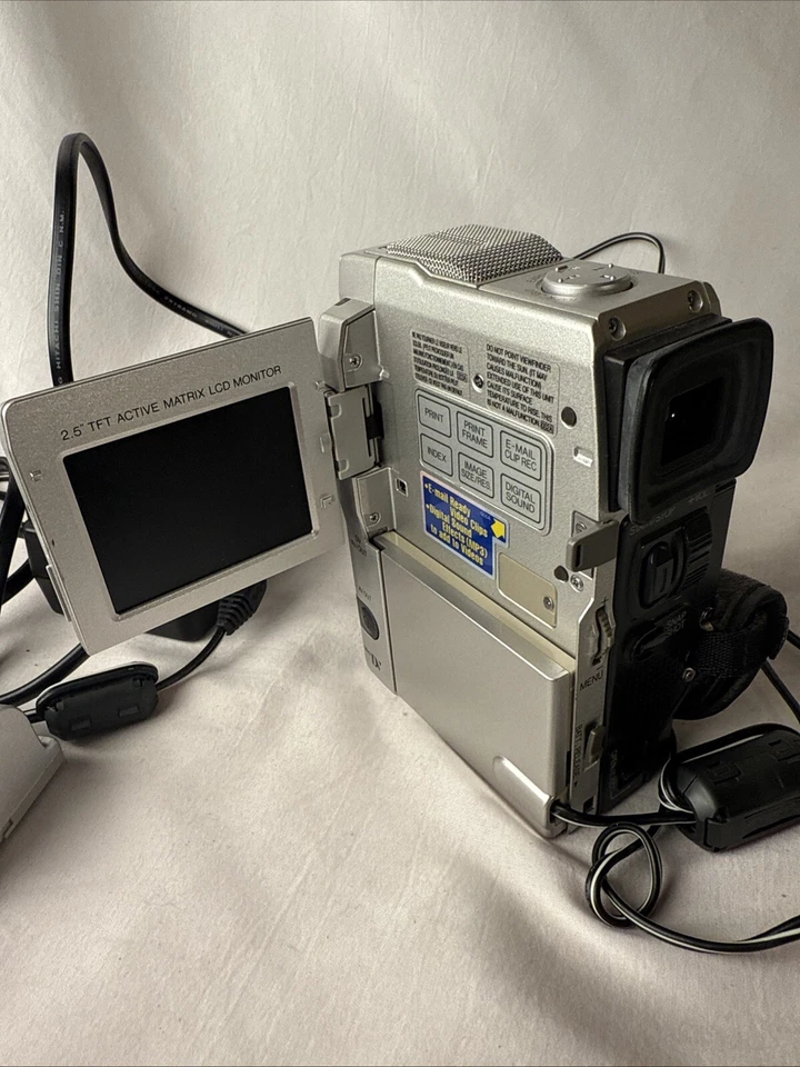 JVC Cybercam GR-DVM90 Mini DV Camcorder W Charger - Image 3 of 4