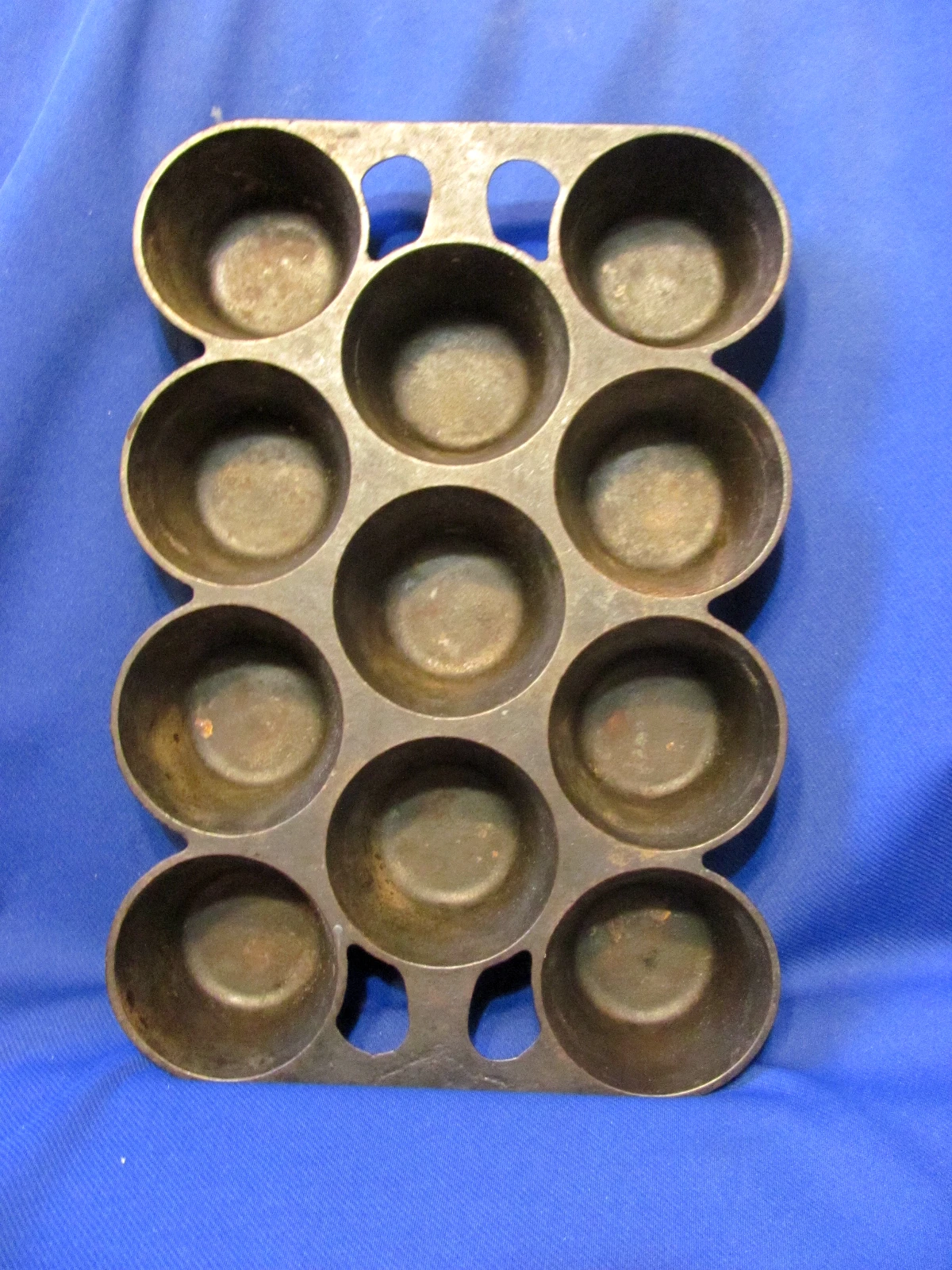 VINTAGE ANTIQUE CAST IRON GRISWOLD ERIE PA. NO. 10 MUFFIN MOLD