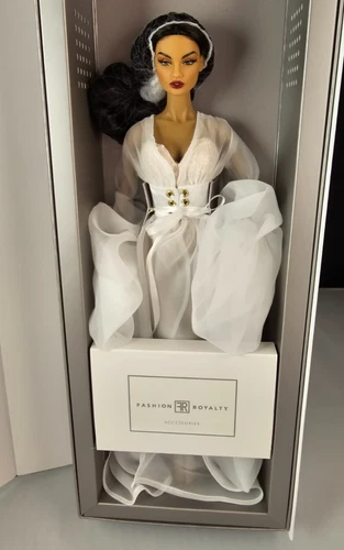 Integrity Toys Fashion Royalty Dawn in Bloom Isabella Alves Dressed Doll NRFB