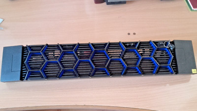 Dell EMC Frontblende 100-538-102 für Unity DAE 2U TAE Server mit Schlüssel.