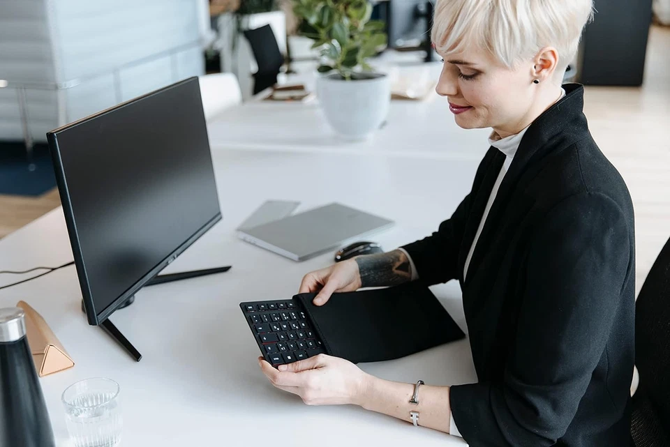 CHERRY KW 9200 MINI, compact multi-device keyboard for up to 4 devices, German l - Image 3 of 4