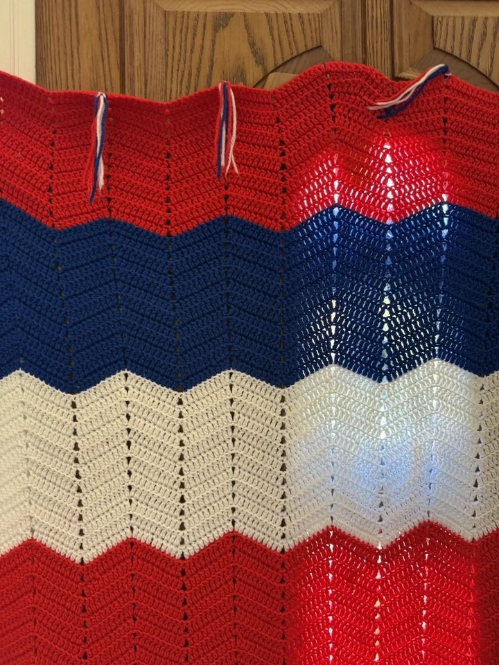Manta de ganchillo Chevron patriótica vintage hecha a mano roja blanca y azul afgana Foto 4 de 4