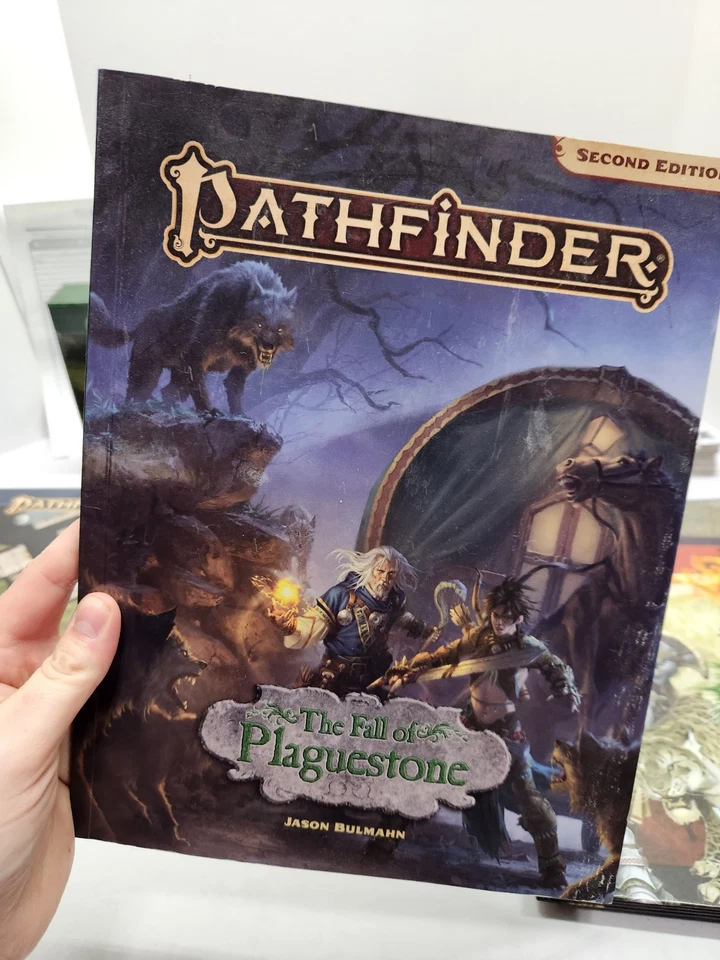 Lote de juegos de rol Pathfinder - Caja para principiantes, libros básicos, alfombrillas abatibles, Plaguestone, libros de reglas Foto 4 de 4