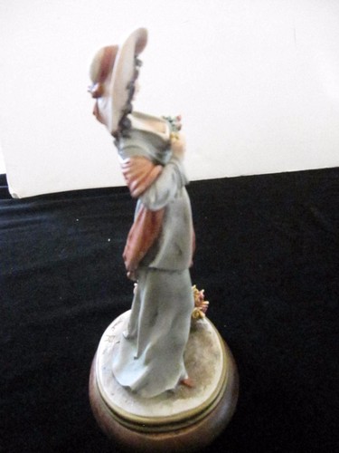 FIGURA DE COLECCIÓN B. MERLI, DAMA CON FLORES, 11"H, EXCELENTE ESTADO - Imagen 5 de 6