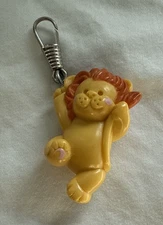 Avon Zip A Zoo Lovable Lion Zipper Pull Clip On Charm Vintage 1983 Plastic
