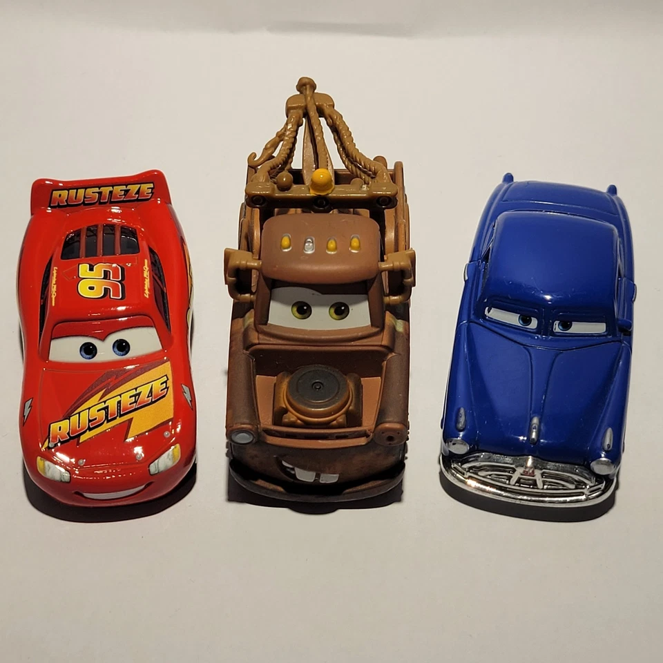 Lote de 15 autos Disney Pixar Diecast Lightning McQueen Mater Doc Hudson y más Foto 3 de 4
