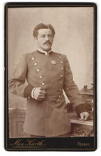 Fotografie Max Kurth, F&uuml;ssen, Portrait Eisenbahner in Uniform mit Orden and er