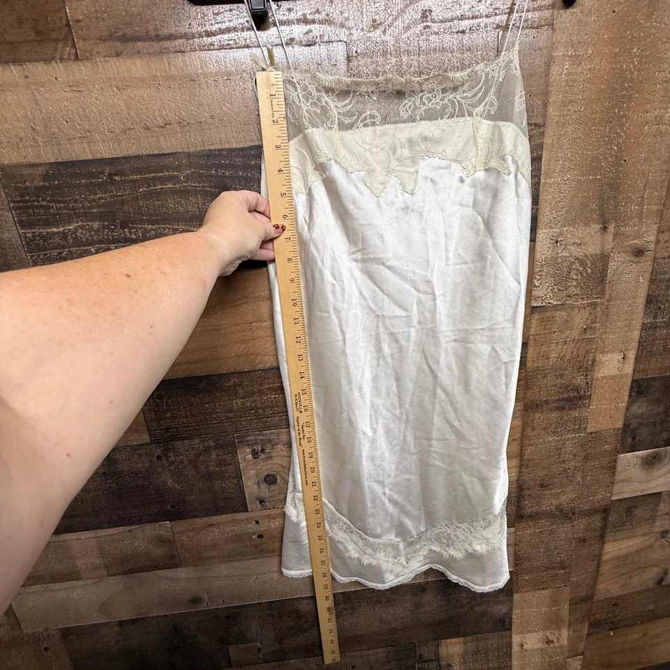 Mini Vestido sin Mangas Victoria's Secret Encaje Bordado Marfil Satinado Lencería Mediano Foto 4 de 4