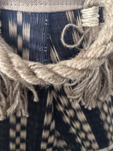 Cesta de paja tejida a mano negra y natural con asas de cuerda | Almacenamiento Boho Farmhouse - Imagen 12 de 13