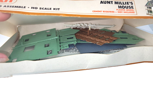 Boxed Vintage Tyco Plastic Model HO Scale Kit Aunt Millie's House 7776 - Picture 5 of 6