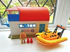 PENNY MORRIS SEA RESCUE figura con NEPTUNE RESCUE BOAT /& BUOY de FIREMAN SAM