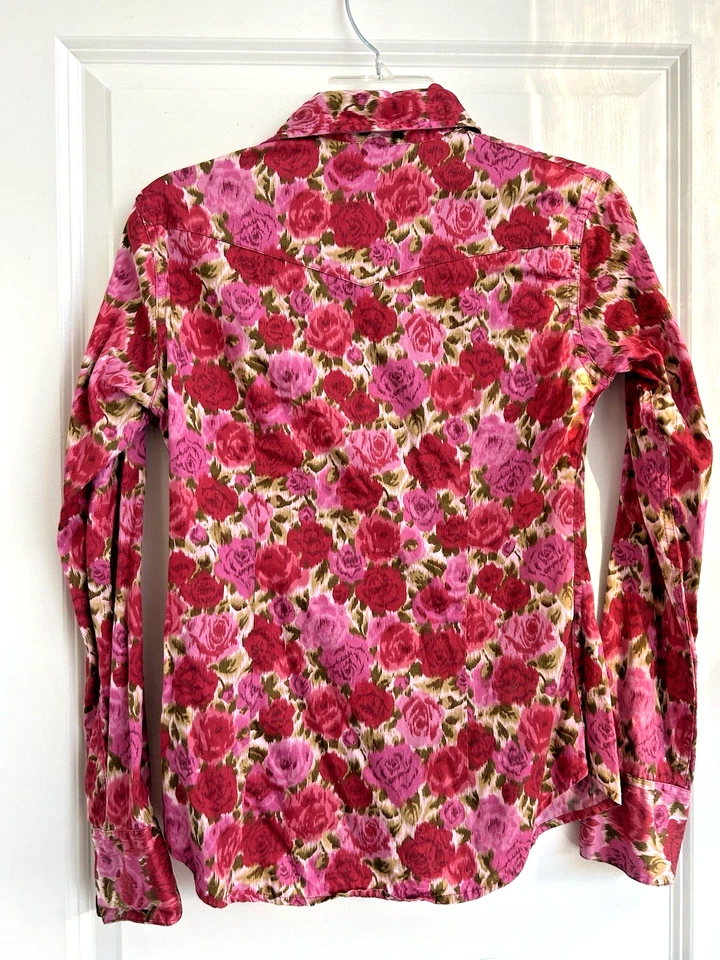 Camisa para mujer Lucky Brand pequeña rosa roja rosa floral perla occidental algodón a presión Foto 2 de 4