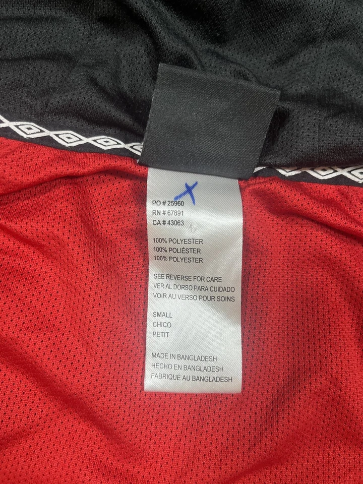 Chaqueta cortavientos Umbro vintage con capucha para hombre pequeña roja negra cremallera completa forrada de malla Foto 4 de 4