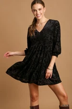 Umgee Black Floral Velvet Dress has a V-neckline and Three Quarter Sleeves sz L