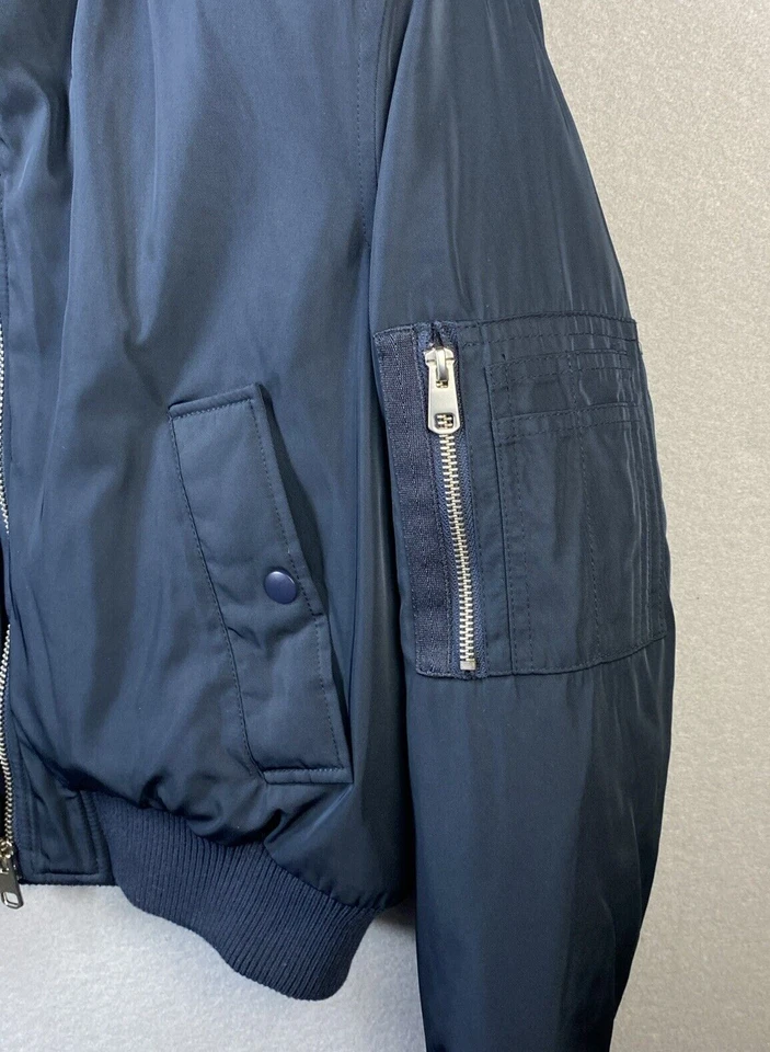 Chaqueta Bomber Zara Mujer Pequeña Azul Oscuro Bolsillos Rompevientos Puffer Aislado Foto 4 de 4