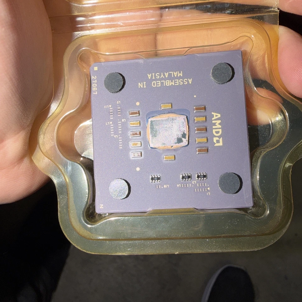 AMD Athlon A1000AMT3B 1GHz/1000Mhz (Socket 462) CPU Chip - Image 3 of 3