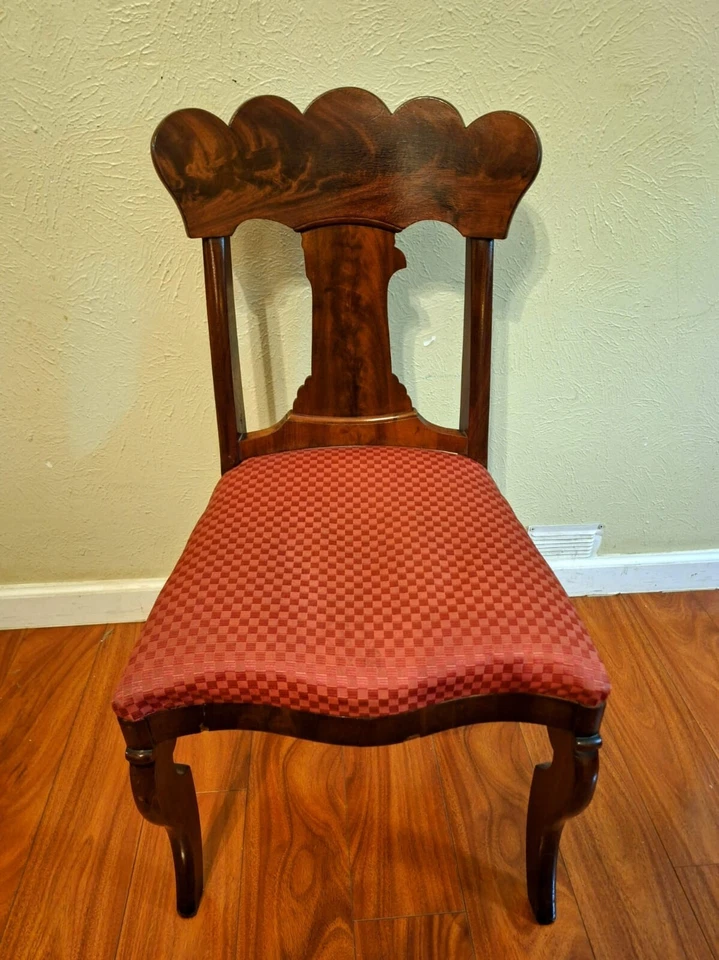 Silla auxiliar antigua tallada en caoba llama de la Guerra Civil Foto 3 de 4