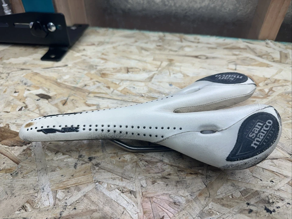 Sillín de bicicleta de carretera Selle San Marco 152 mm x 278 mm cuero blanco 222 g Foto 3 de 4