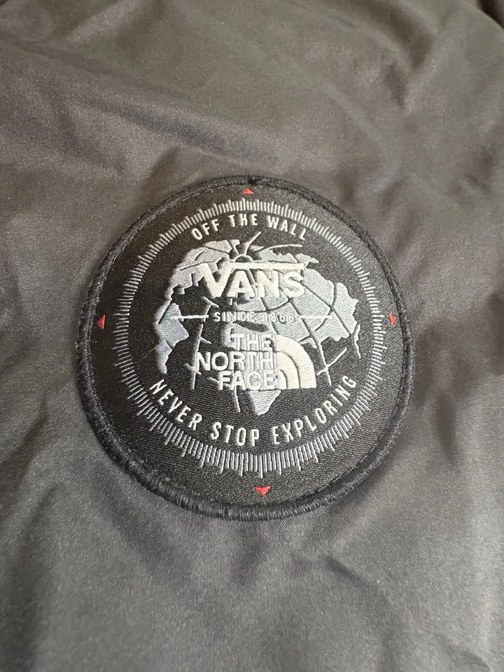 Jaqueta acolchoada Vans X The North Face preta Snap Up masculina tamanho XL Thermoball Tech - Imagem 2 de 4